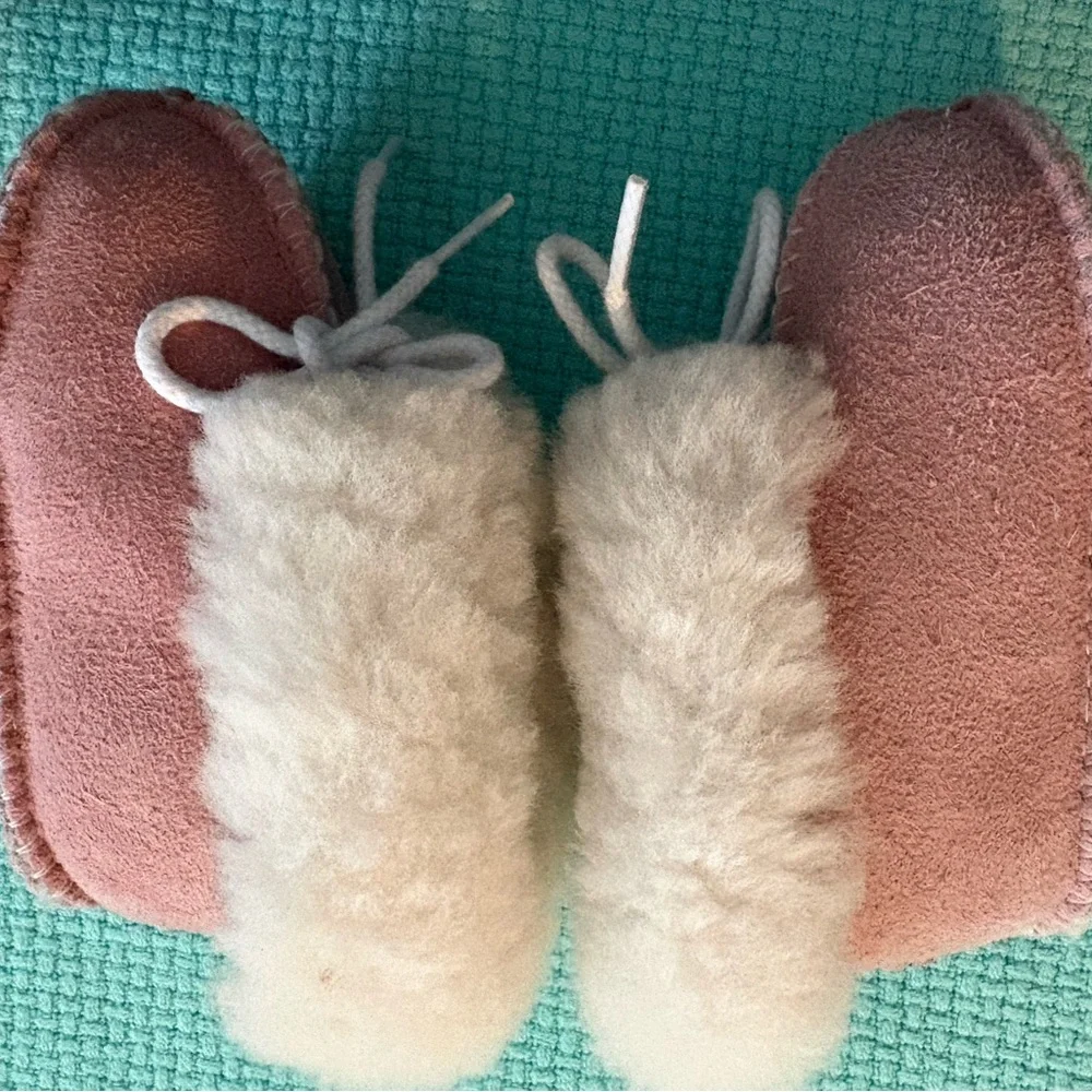 MINNETONKA size 3 suede leather soft pink baby moccasins EUC like new